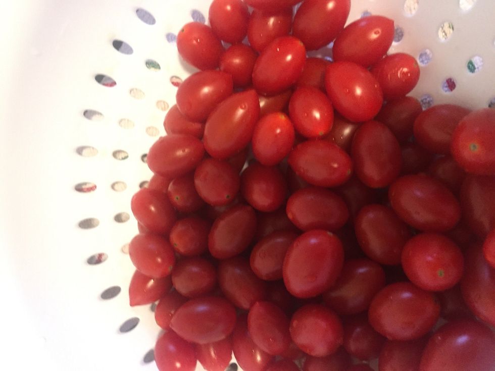 Rinse about 3 handfuls of cherry tomatoes, you can also add cucumbers