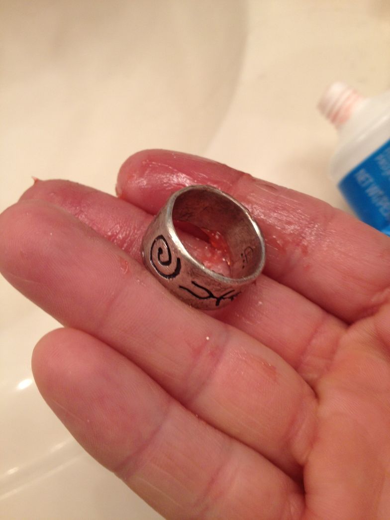How to clean silver jewelry using toothpaste - B+C Guides