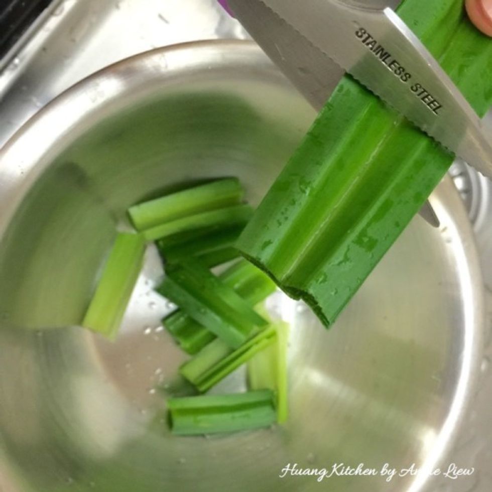 Rinse and cut pandan leaves (screw pine leaves) into 2 inch long.