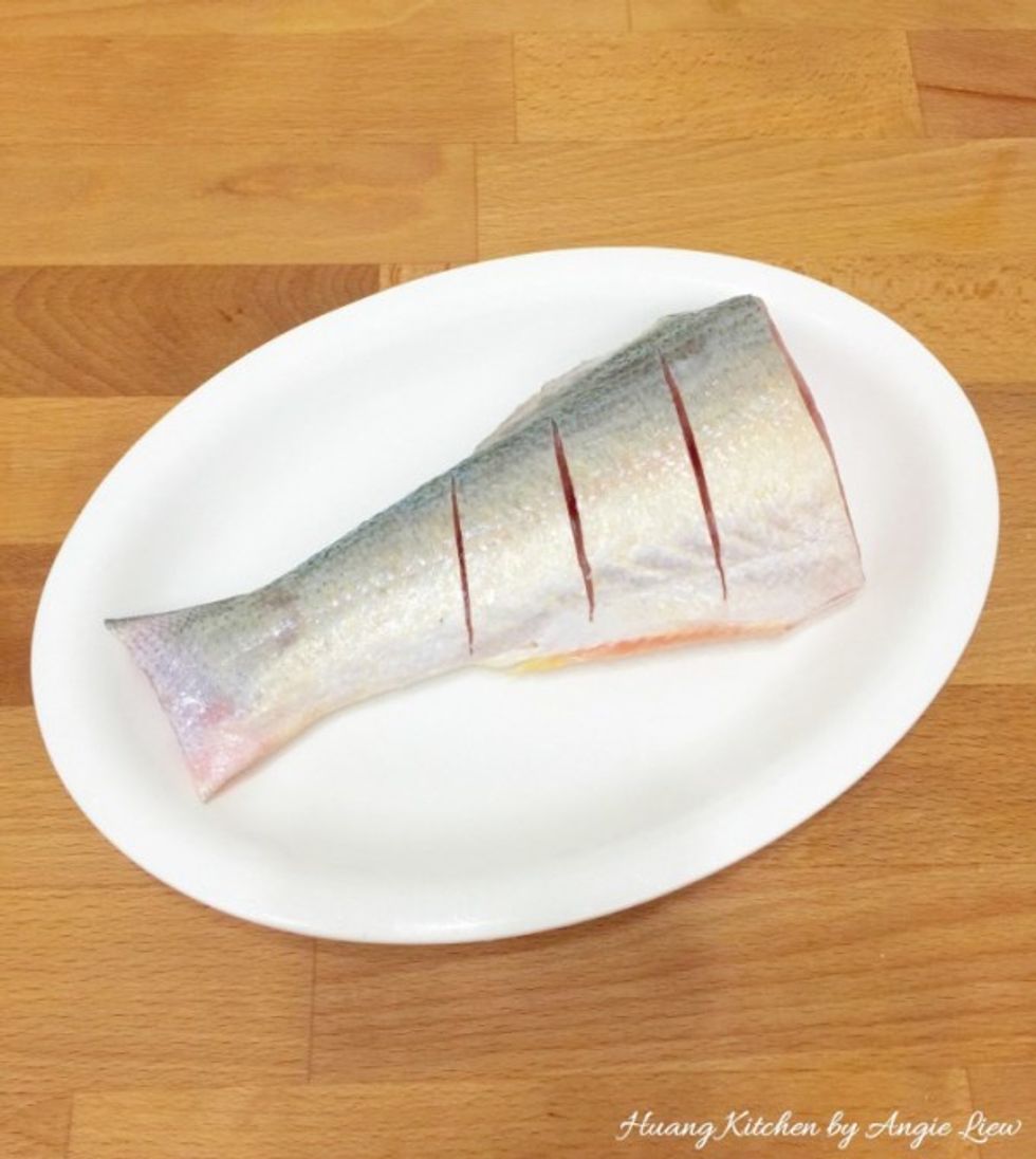 Rinse fish with cold water, pat dry and make small slits on the fish.