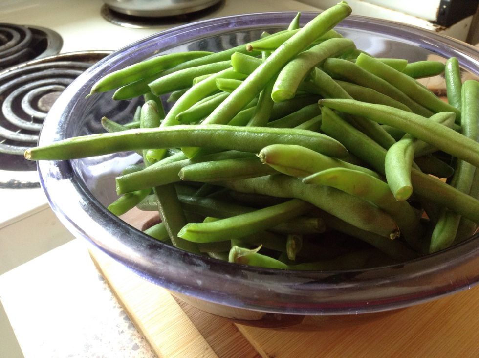 Rinse green beans in a colander