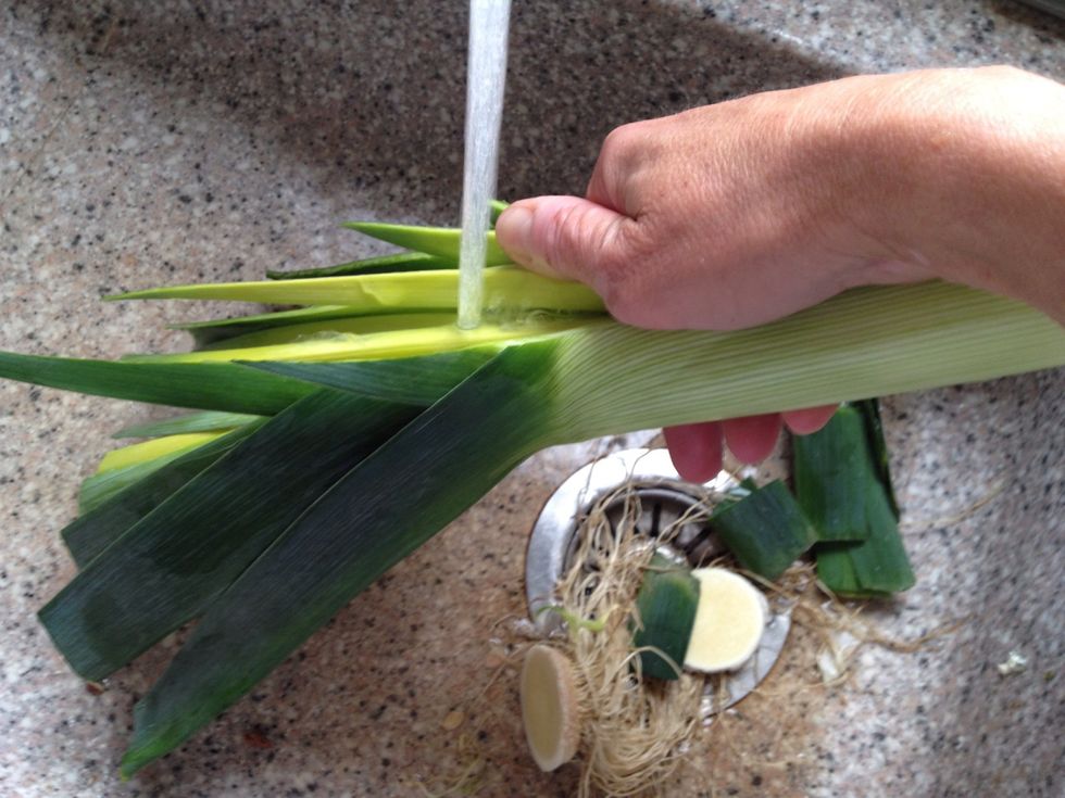 Rinse leeks