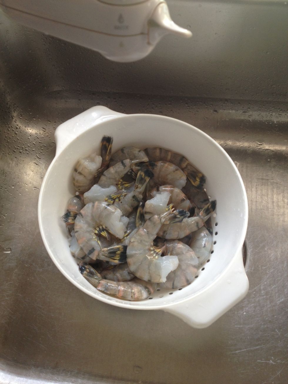 Rinse prawns with cold water