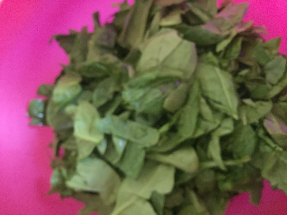 Rinse some spinach