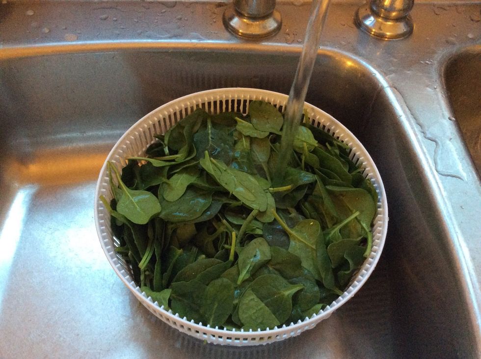 Rinse spinach leaves under cold water and mix them around.