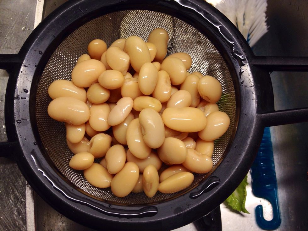 Rinse the beans. Set aside until the cauliflower is ready.