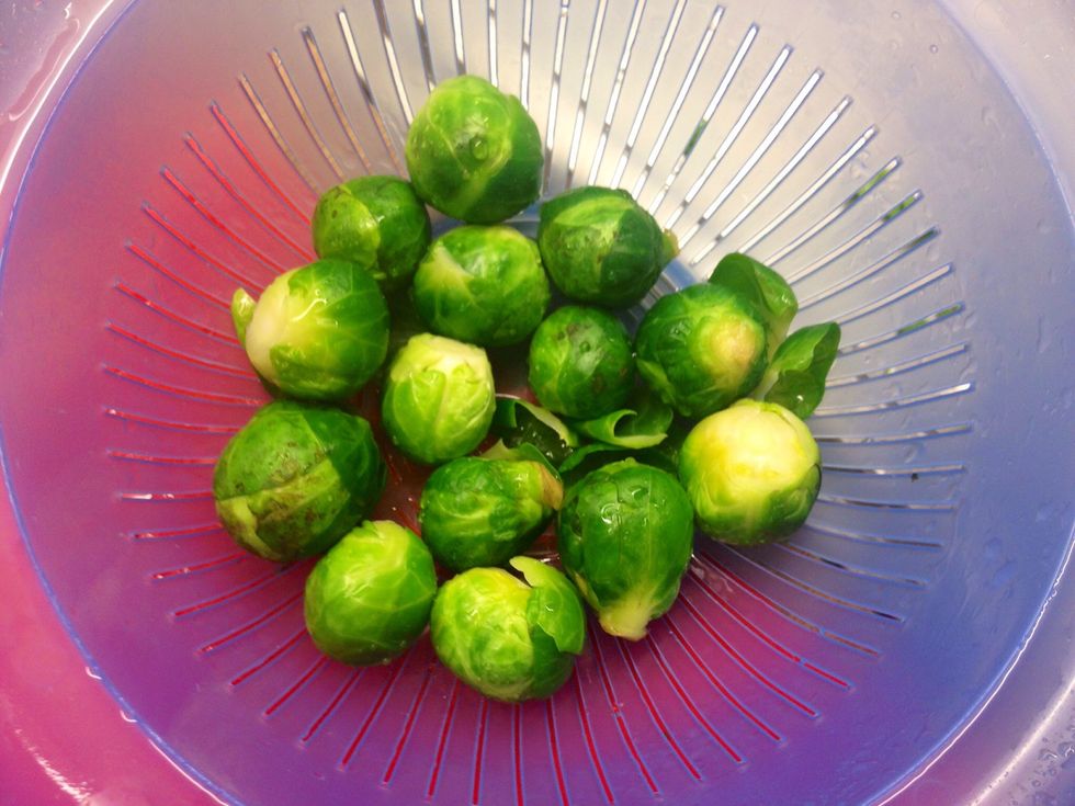 Rinse the broussel sprouts and let them cool. Cut them in quarters.