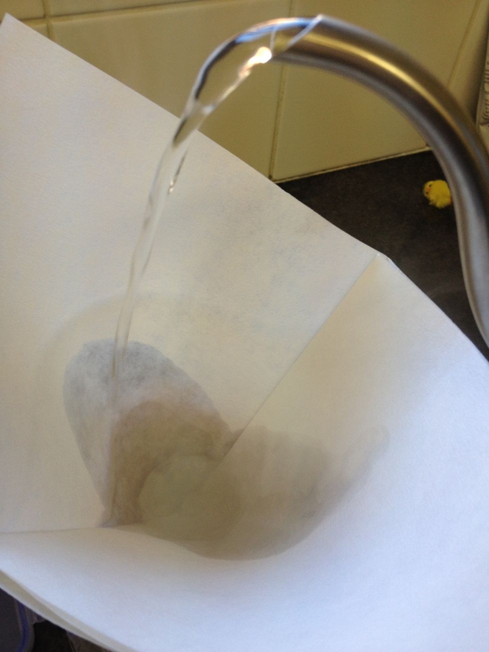 Rinse the filter paper: this removes the paper taste and warms the Chemex. After this step, remove the filter paper, empty the carafe and replace the filter. Again, with 3 layers on the spout side