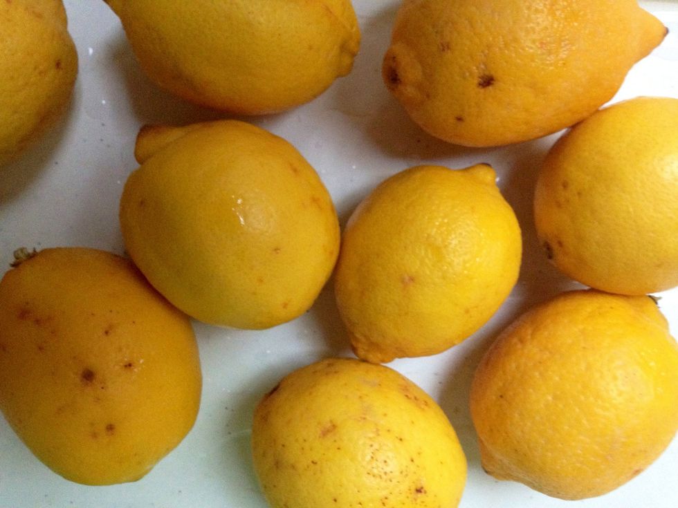 Rinse the lemons with water.