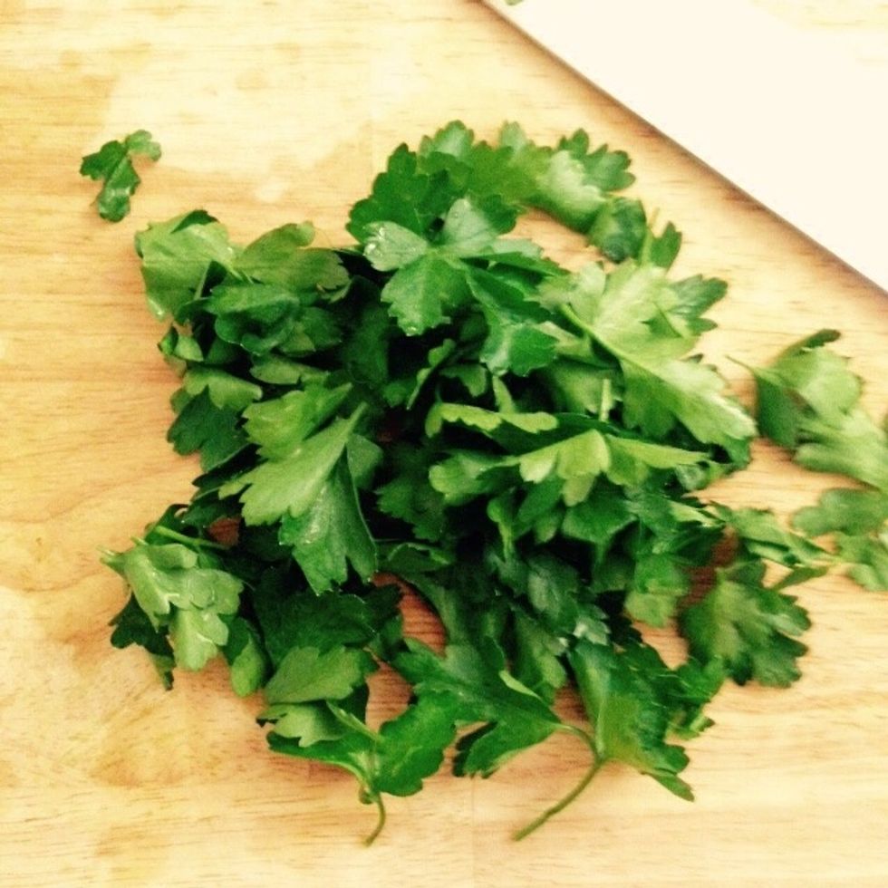 Rinse the parsley and pick the leaves only