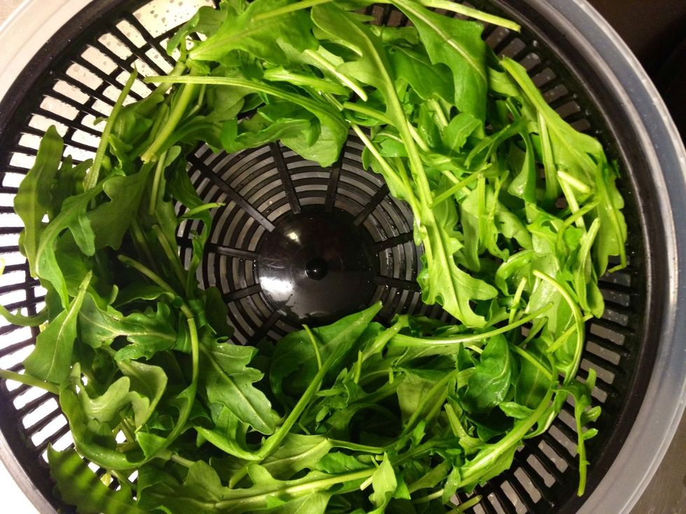 Rinse the ruccola.