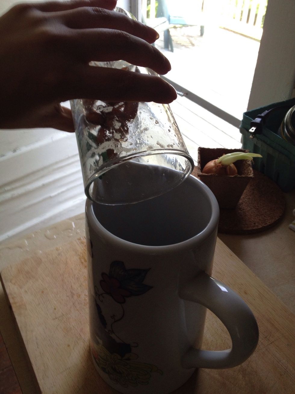 Rinse the soaked almonds and pour them in a container good to use with a blender or in a blender