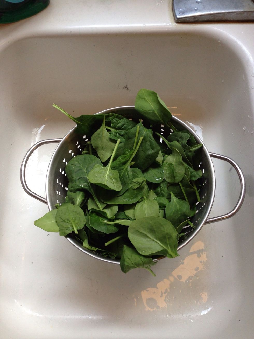 Rinse the spinach.