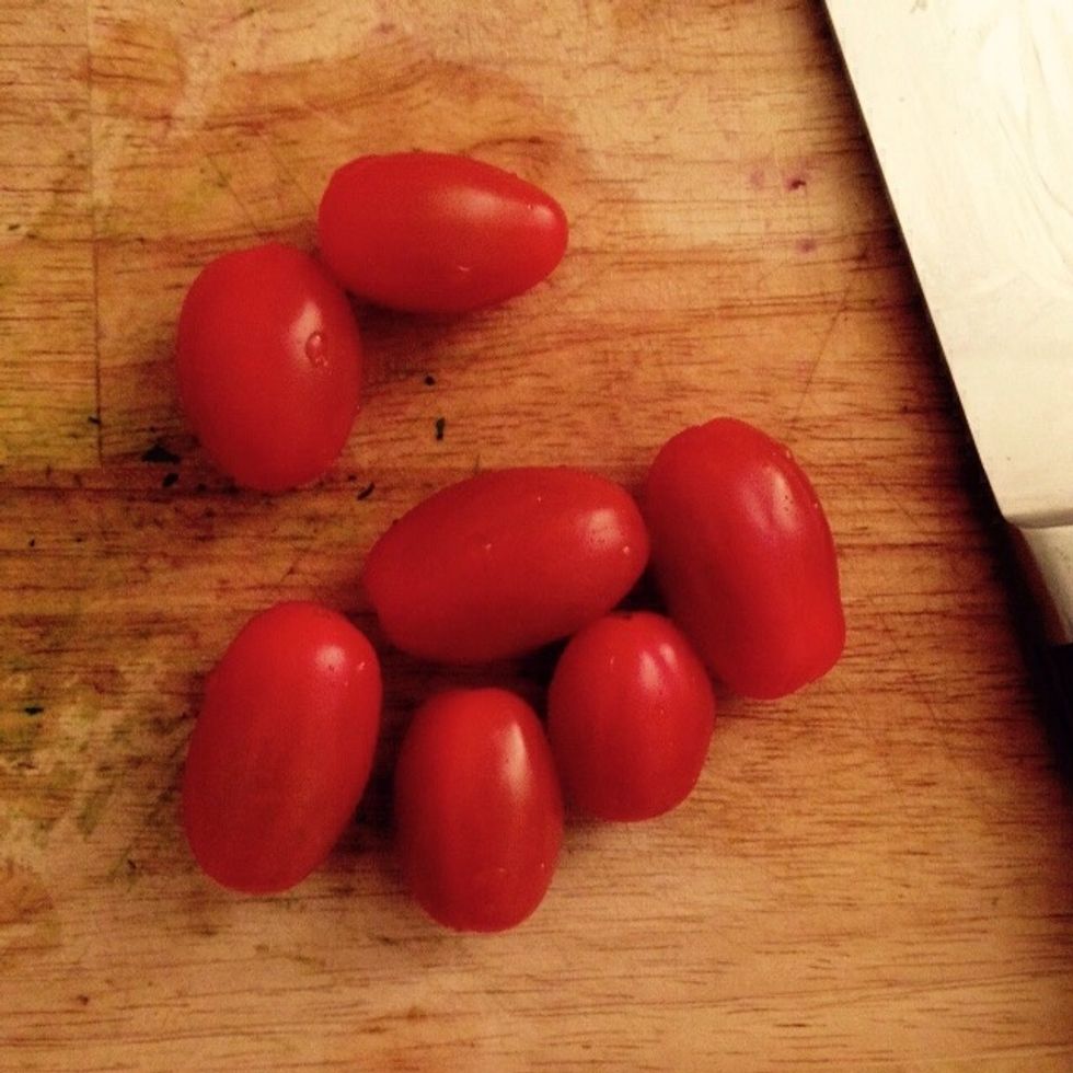 Rinse the tomatoes, cut them in 4 lengthwise