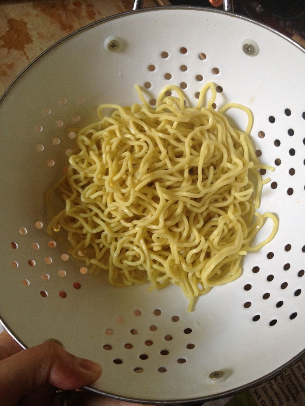 Rinse the yellow noodles with running water to discard the oil from the noodles. Drain and set aside.