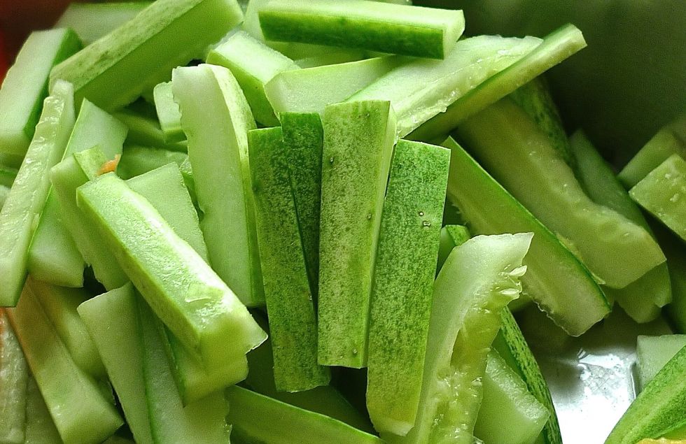 Rinse well cucumber, do not remove skin and cut into long strips.