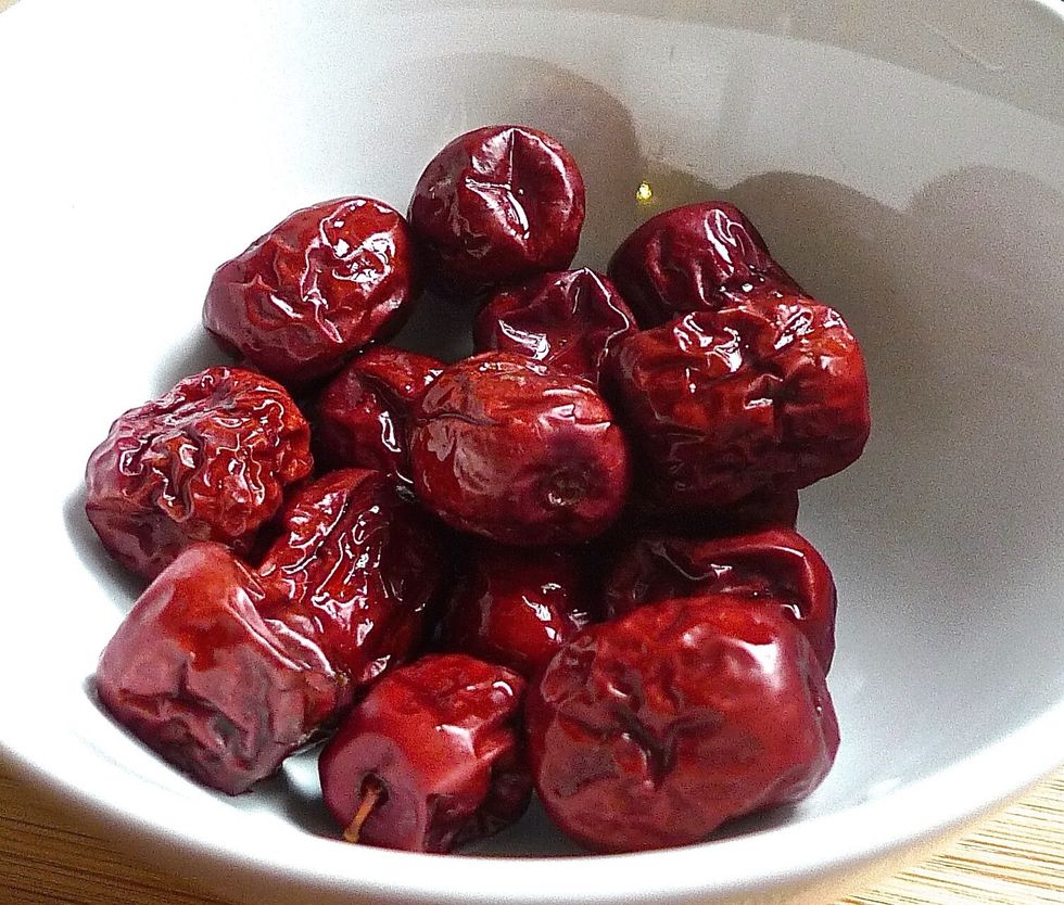 Rinse well the red dates.