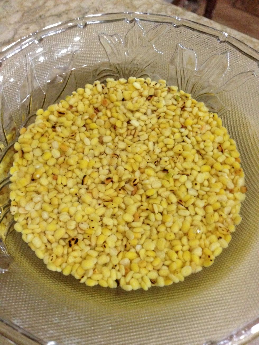 Rise through green beans with cold water 3-4 times, then leave it hot water for 2 hours