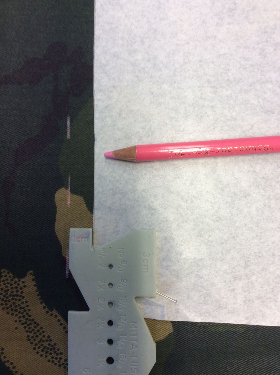 Rita 1 cm s\u00f6msm\u00e5n p\u00e5 b\u00e5da l\u00e5ngsidorna och en kortsida, den som ska bli botten p\u00e5 v\u00e4skan. Anv\u00e4nd m\u00e5tt-Lisa f\u00f6r att s\u00f6msm\u00e5nen ska bli exakt 1 cm.