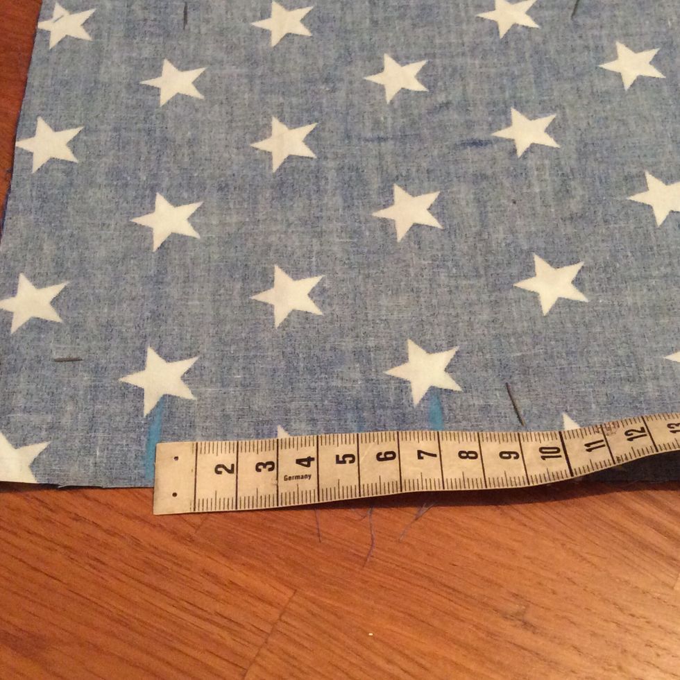 Rita 2 str\u00e4ck med 7 cm mellanrum p\u00e5 en av l\u00e5ngsidorna.