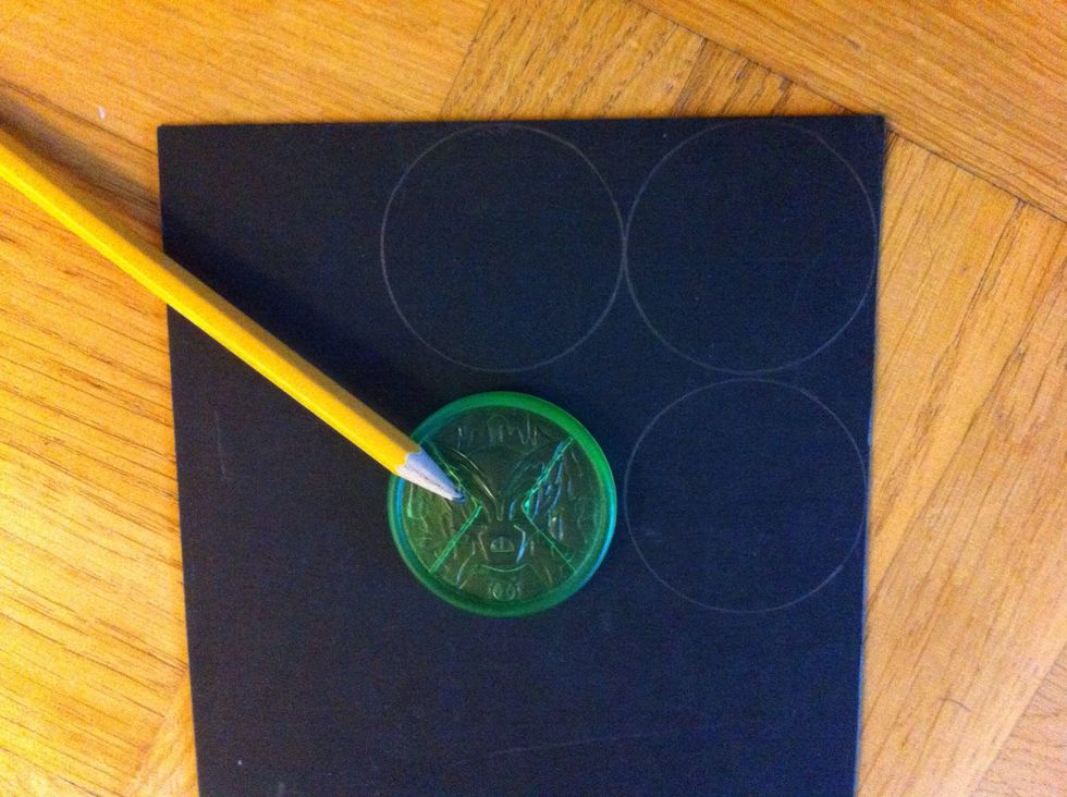 Rita 4 st hjul p\u00e5 en kartongbit. Anv\u00e4nd n\u00e5got runt som mall.