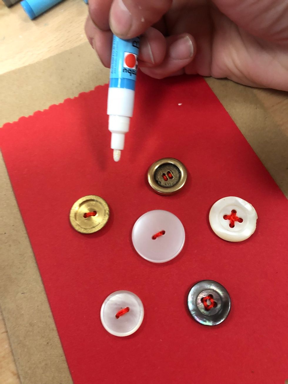 Rita antingen med en och samma f\u00e4rg eller matcha med knapparna