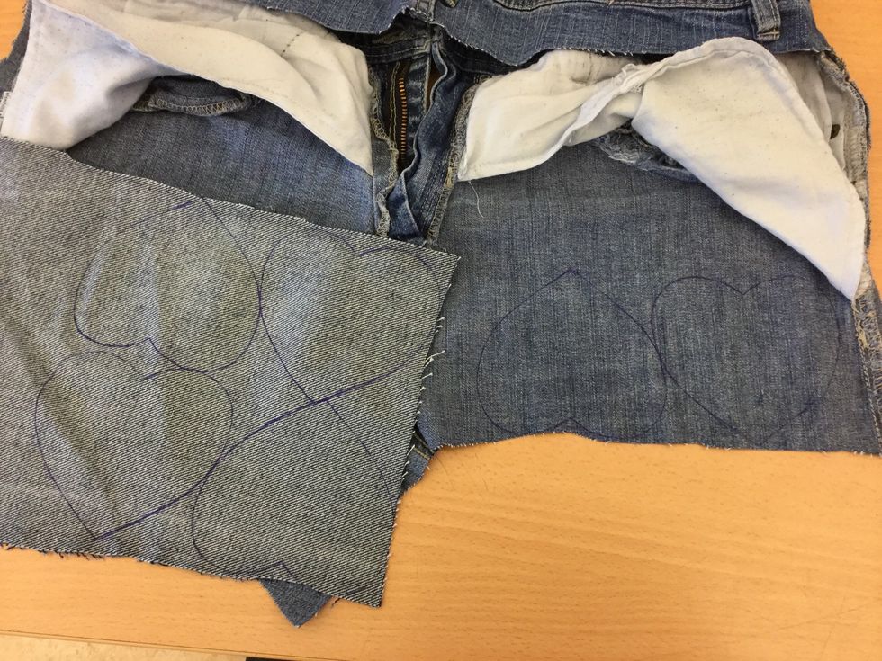 Rita av 2 hj\u00e4rta i jeans till en nyckelring. Rita p\u00e5 avigsidan med en penna eller bl\u00e4ckpenna. L\u00e4gg h\u00e4rtan n\u00e4ra, s\u00e5 \u00e4r d\u00e4r plats till mer.