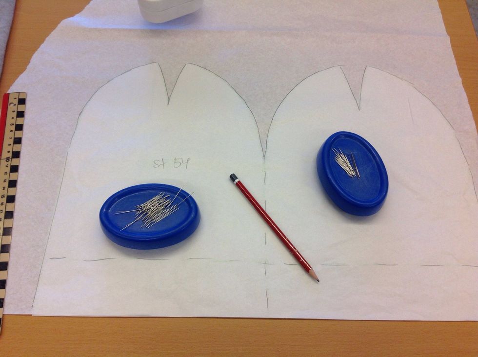 Rita av alla streck och siffror. Anv\u00e4nd linjal p\u00e5 raka delar.