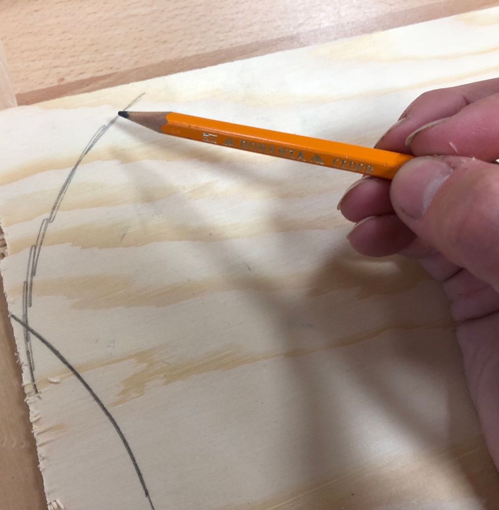 Rita av ansiktet p\u00e5 tr\u00e4 materialet