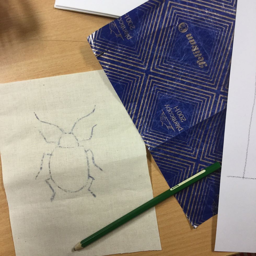 Rita av din insekt med kalkerpapper p\u00e5 tyget.