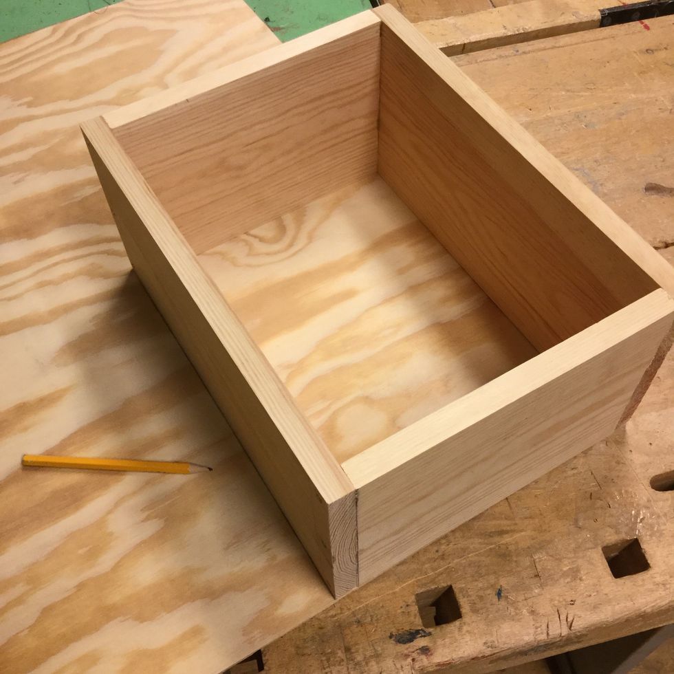 Rita av din l\u00e5da p\u00e5 en bit plywood.