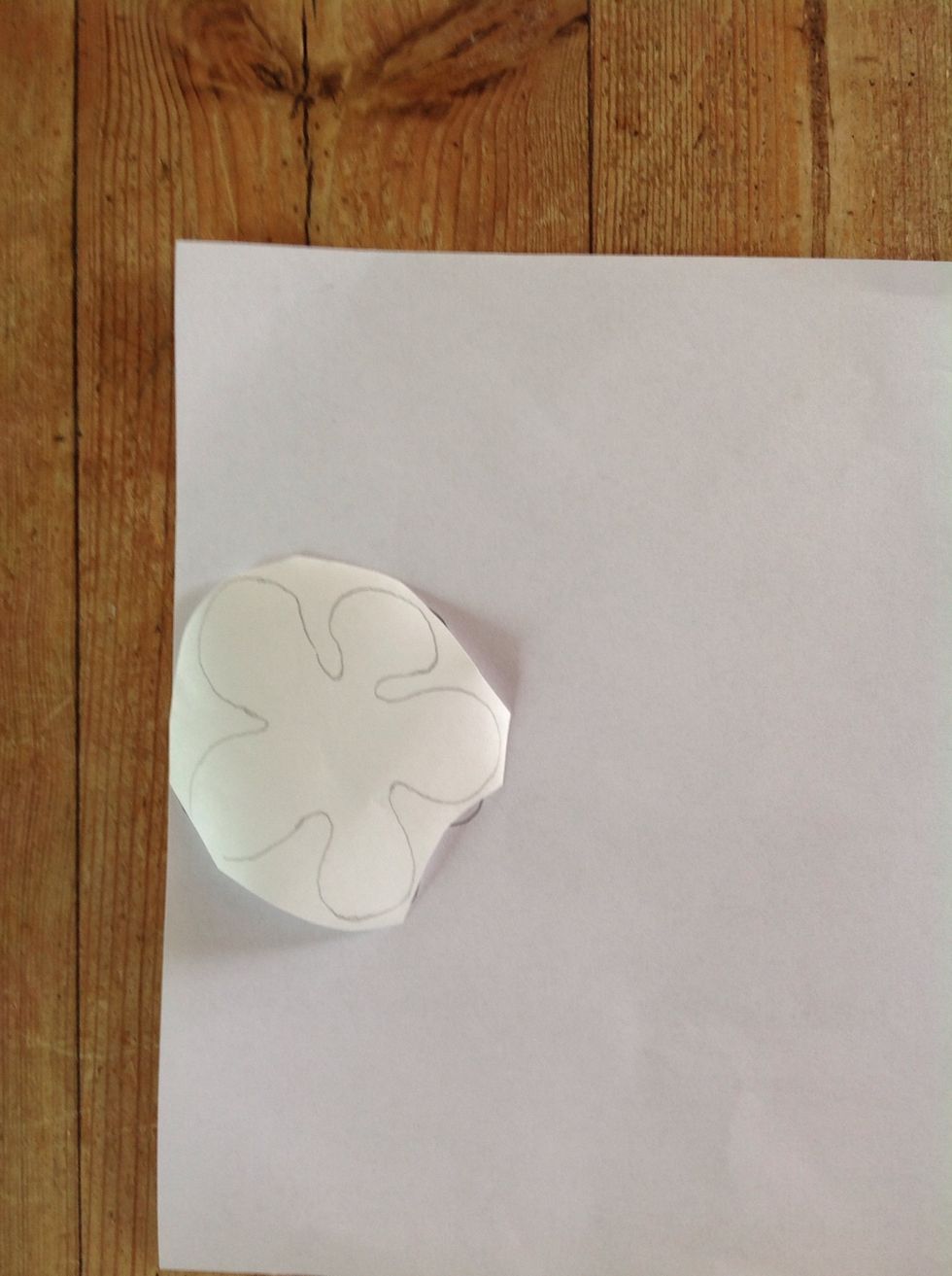 Rita av ditt motiv p\u00e5 vliesofix-papper. Figuren ska du rita av spegelv\u00e4nd. Be Maria f\u00f6rklara! Klipp lite utanf\u00f6r ditt motiv. ( Klipp inte i linjerna!)