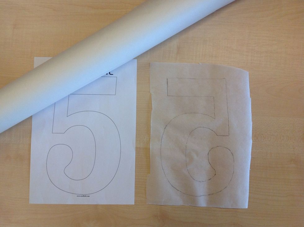 Rita av ditt motiv p\u00e5 vliesofix spegelv\u00e4nt. Rita p\u00e5 papperssidan. Anv\u00e4nd ljusbord eller mot f\u00f6nstret. Klipp ut strax utanf\u00f6r linjen.