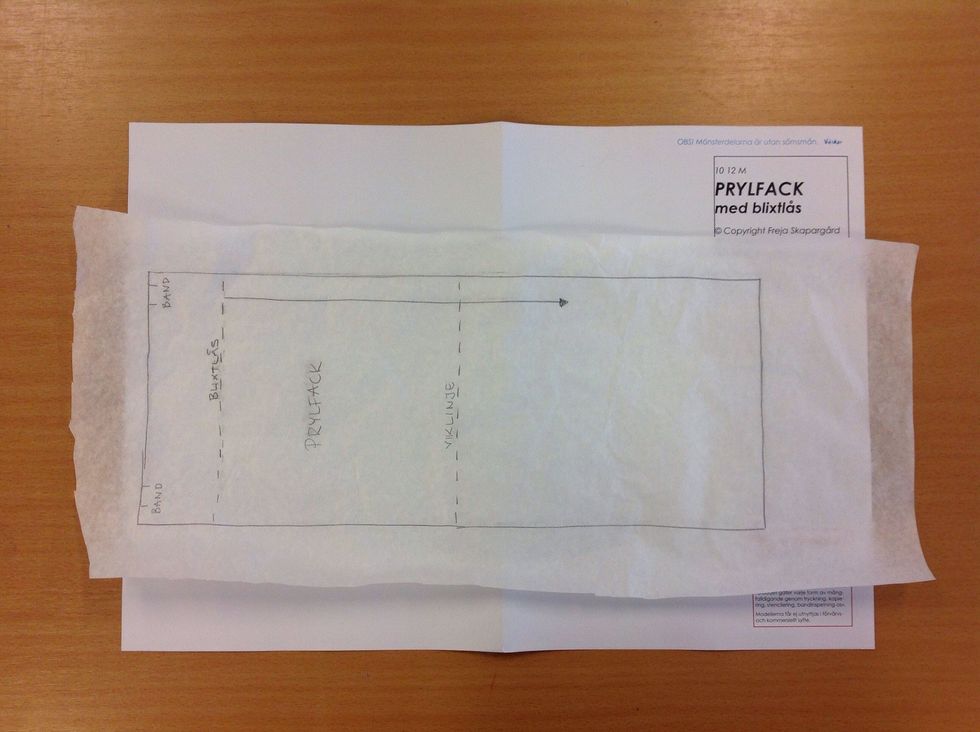 Rita av m\u00f6nstret p\u00e5 m\u00f6nsterpapper. Alla streck och ord ska ritas av!