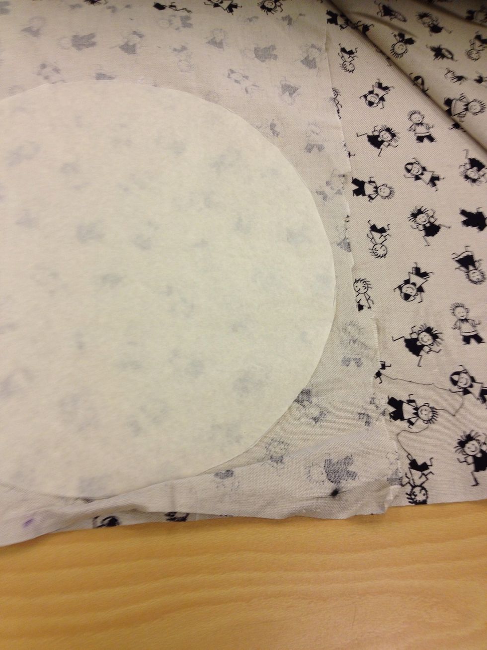 Rita av m\u00f6nstret p\u00e5 m\u00f6nsterpapper. Klipp ut. L\u00e4gg m\u00f6nstret p\u00e5 avigsidan av tyget. Cirklarna p\u00e5 dubbelt tyg och v\u00e4skdel p\u00e5 dubbelt tyg mot viktkant. N\u00e5la.....