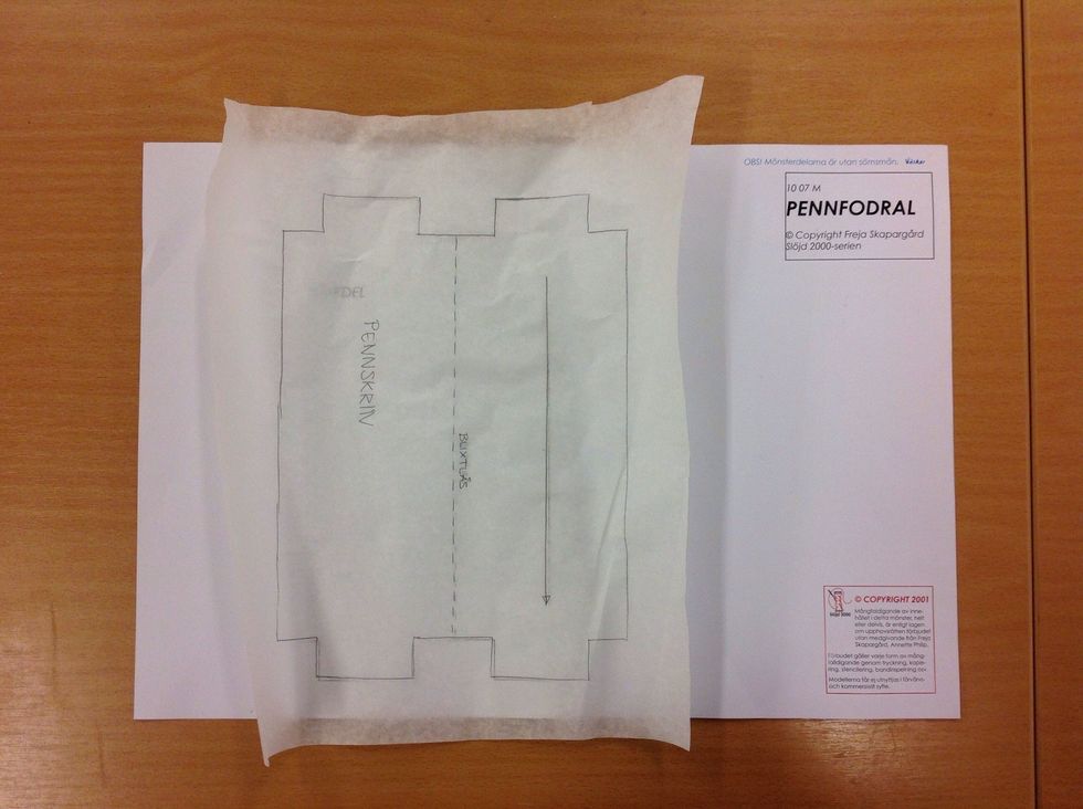 Rita av m\u00f6nstret p\u00e5 m\u00f6nsterpapper. Var noga s\u00e5 att du f\u00e5r med alla streck och ord.