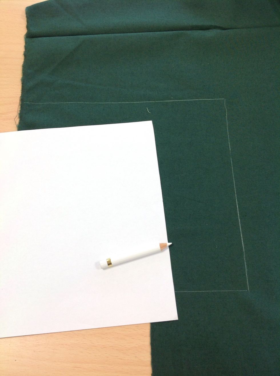 Rita av mallen p\u00e5 tyget och klipp ut.