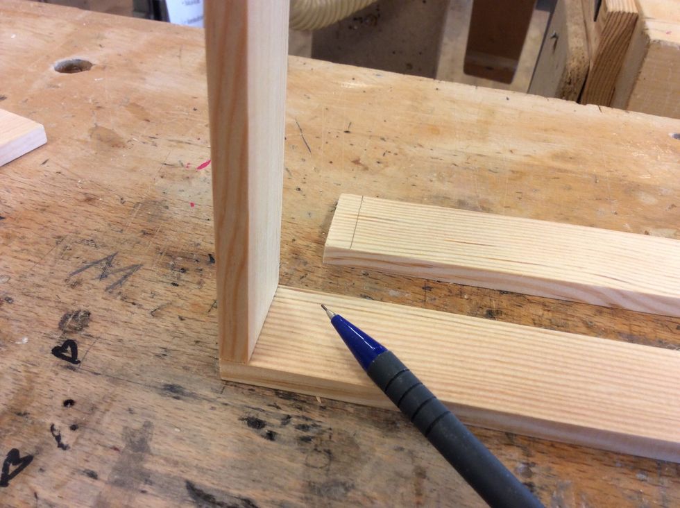 Rita av \u00e4nden ute vid kanten f\u00f6r att l\u00e4ttare veta var du ska spika.