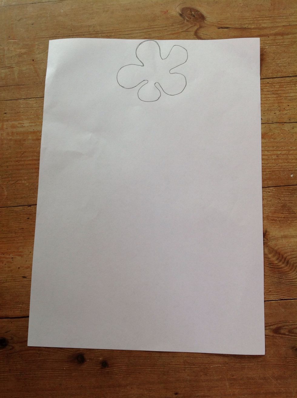 Rita ditt motiv p\u00e5 ett papper. G\u00f6r en enkel form. Rita i den storlek som du vill ha ditt motiv.