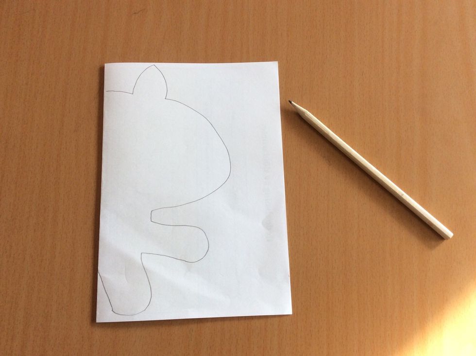 Rita en figur. Starta vid den vikta kanten och rita halva din figur.