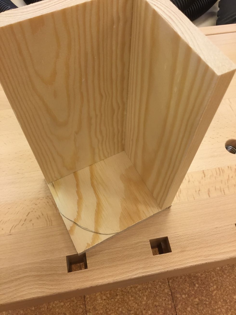 Rita en form du gillar och s\u00e5ga av plywoodbiten!