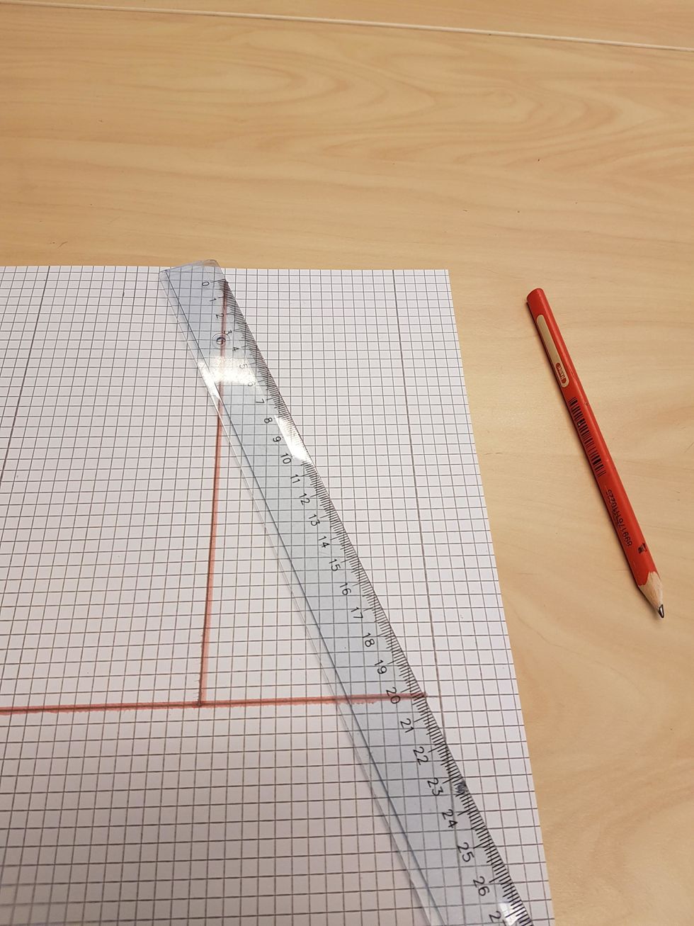 Rita ett streck fr\u00e5n h\u00f6jden ner p\u00e5 varje sida till basen.