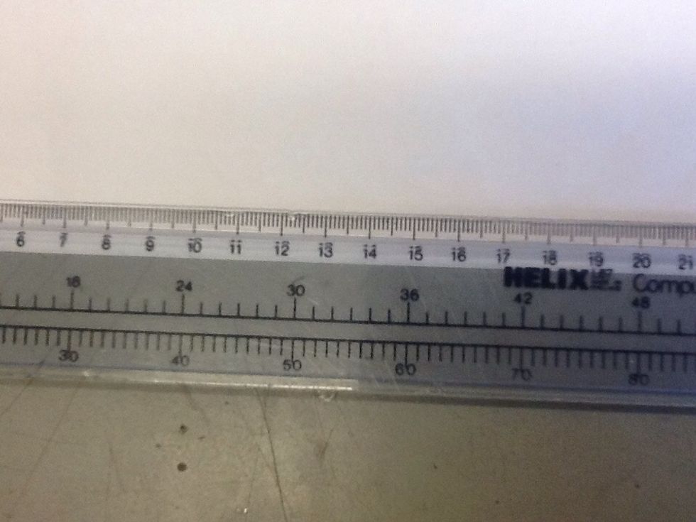 Rita ett streck p\u00e5 papprets l\u00e5ngsida 1 cm in .