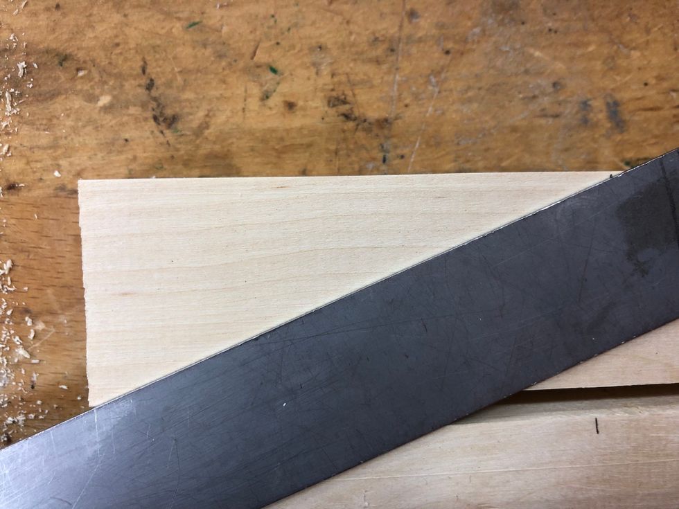 Rita ett streck snett \u00f6ver med linjal