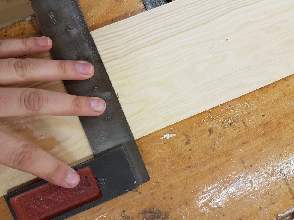 Rita ett streck \u00f6ver hela bredden med hj\u00e4lp av en vinkelhake.