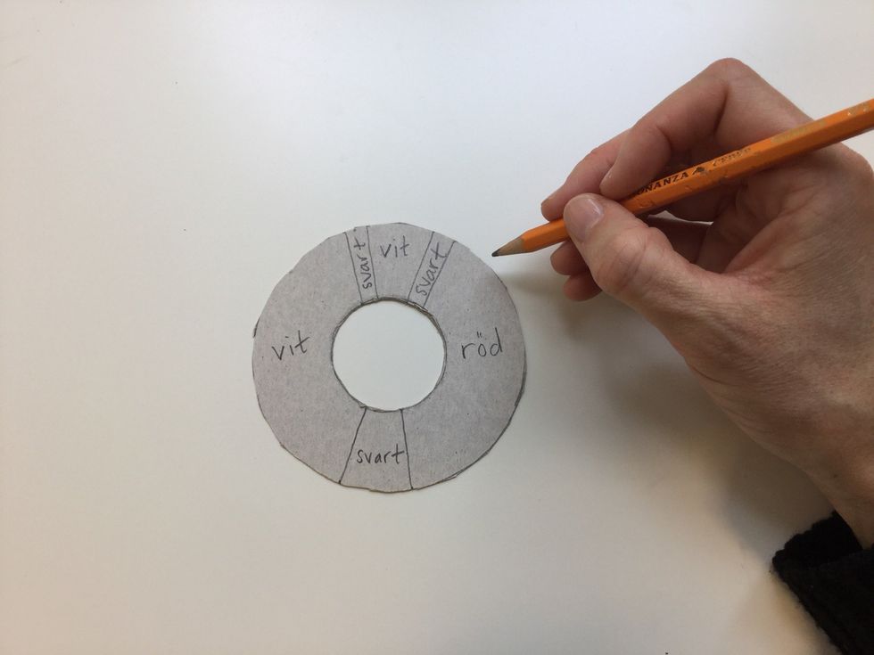 Rita linjer som p\u00e5 bilden p\u00e5 en av dina pappskivor. Skriv dit f\u00e4rgerna.