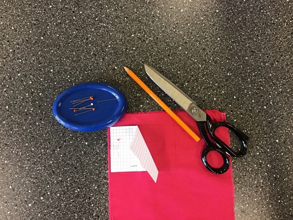 Rita m\u00f6nster till lapp nr 2 (se steg 2). Den ska vara 10 l\u00e5ng och 7 cm bred. L\u00e4gg p\u00e5 tyget och n\u00e5la fast (se steg 3). Testa att rita runt mallen med blyertspenna om det var sv\u00e5rt att klippa sist.