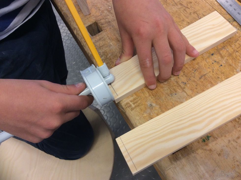 Rita p\u00e5 d\u00e4r skruvarna ska sitta.