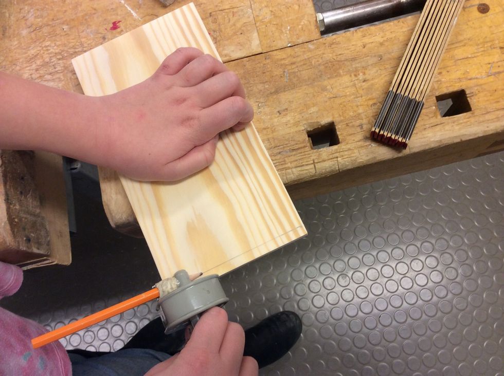 Rita p\u00e5 linjer d\u00e4r du ska f\u00f6rborra (och senare skruva).