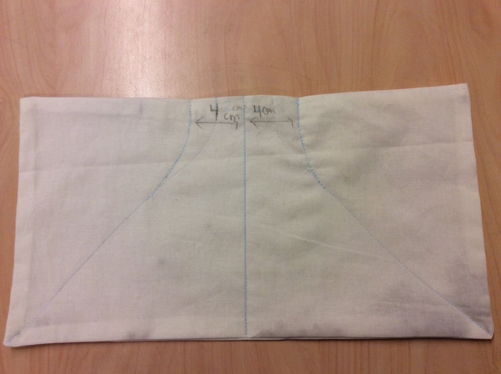 Rita \u00e4ven ut streck ca 4 cm fr\u00e5n mitten och ned\u00e5t enligt bilden.